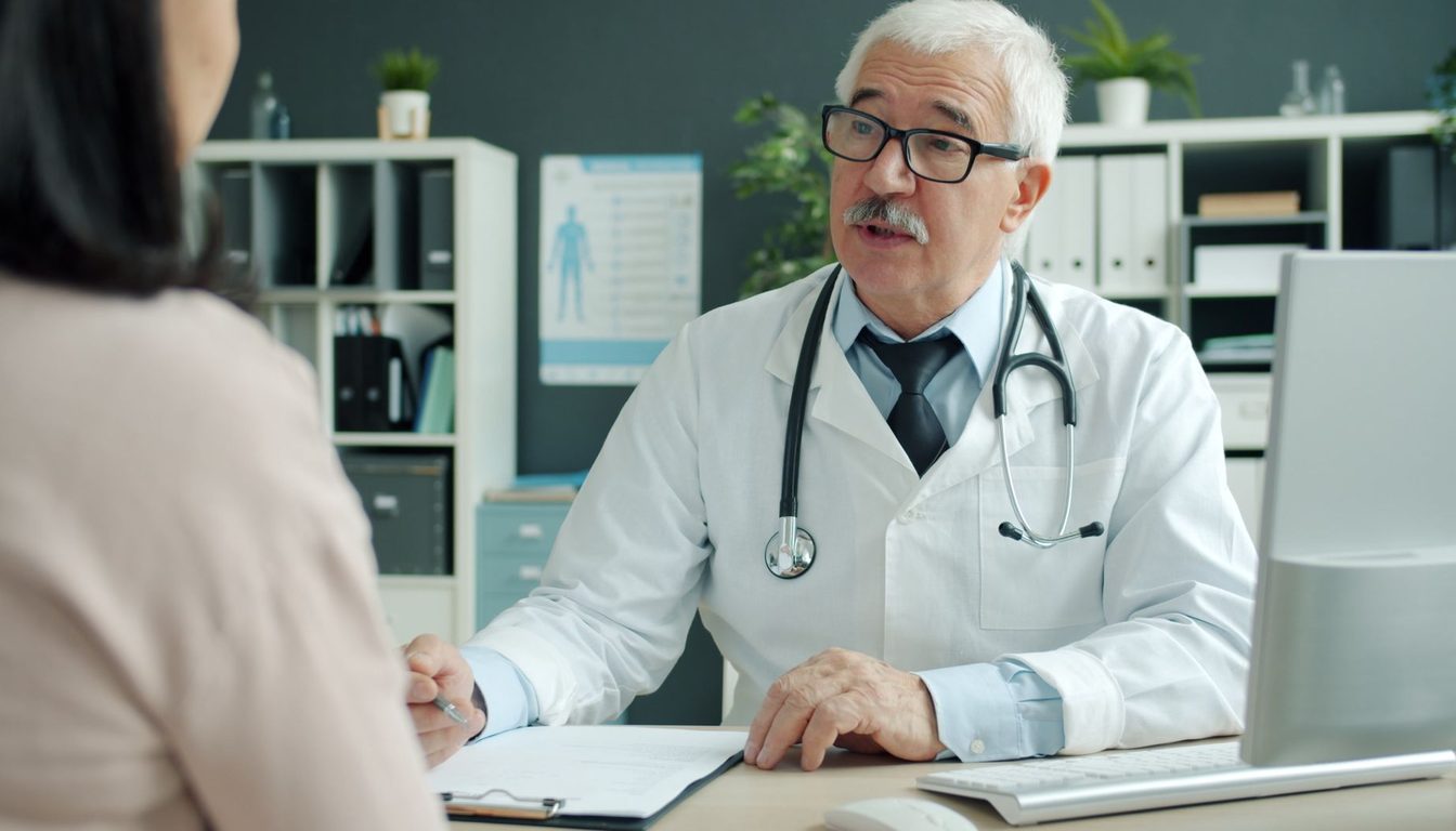 Consultation médicale, praticien en blouse blanche face à une patiente dans son cabinet Image