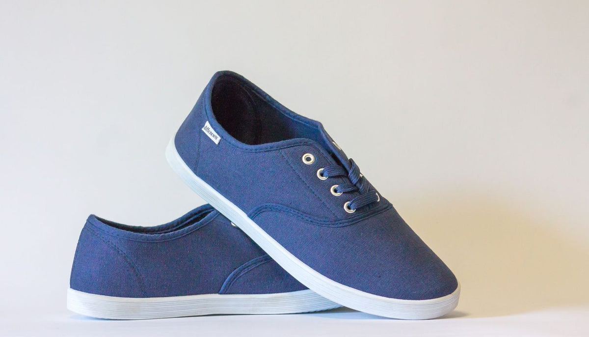 Chaussure de marche confortable à avant-pied large, présentée de trois quarts sur fond clair