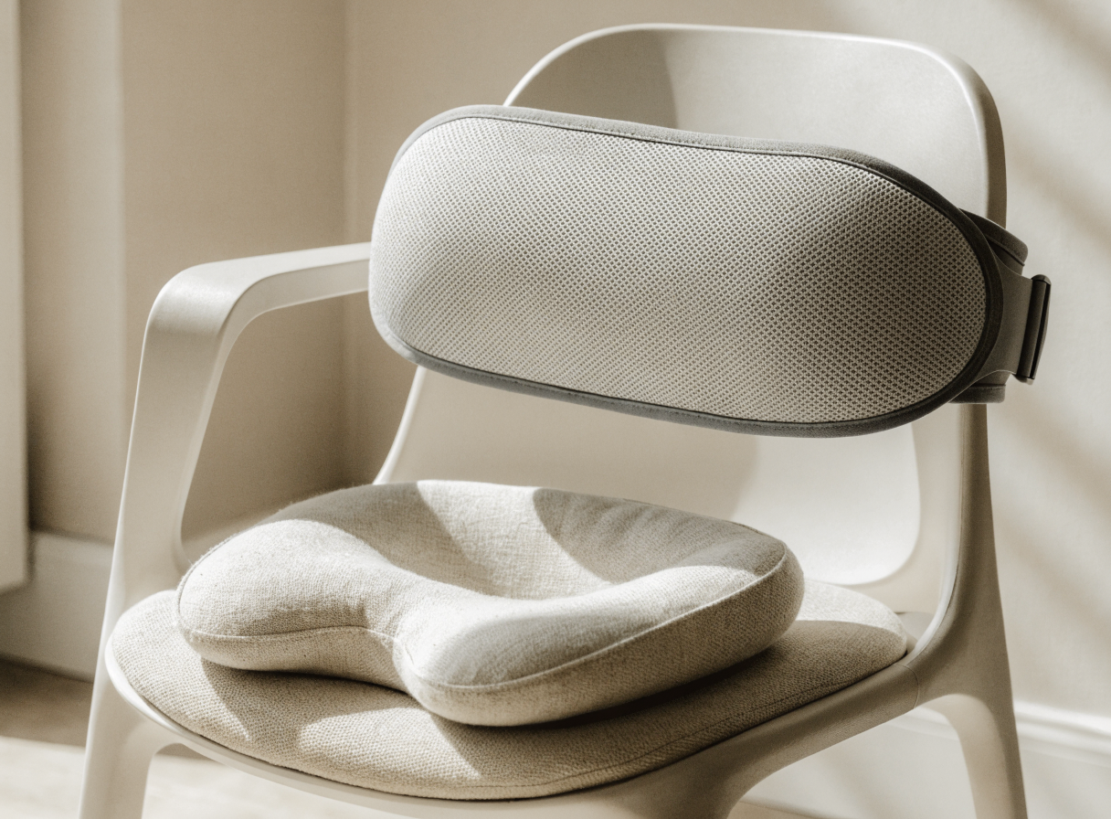 Ceinture lombaire et coussin d'assise ergonomique posés sur une chaise Image