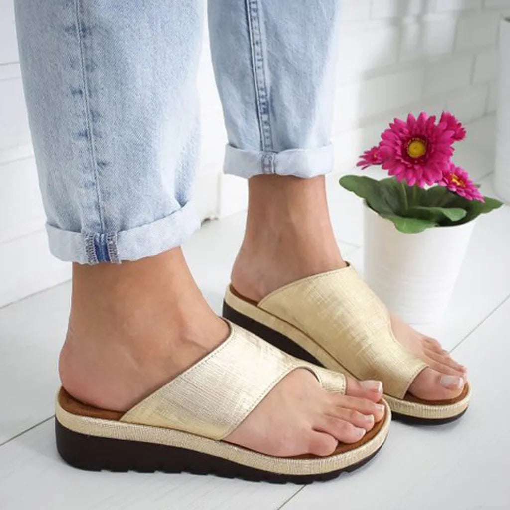 Tong orthopédique femme correctrice d'hallux valgus, semelle plate et confort.